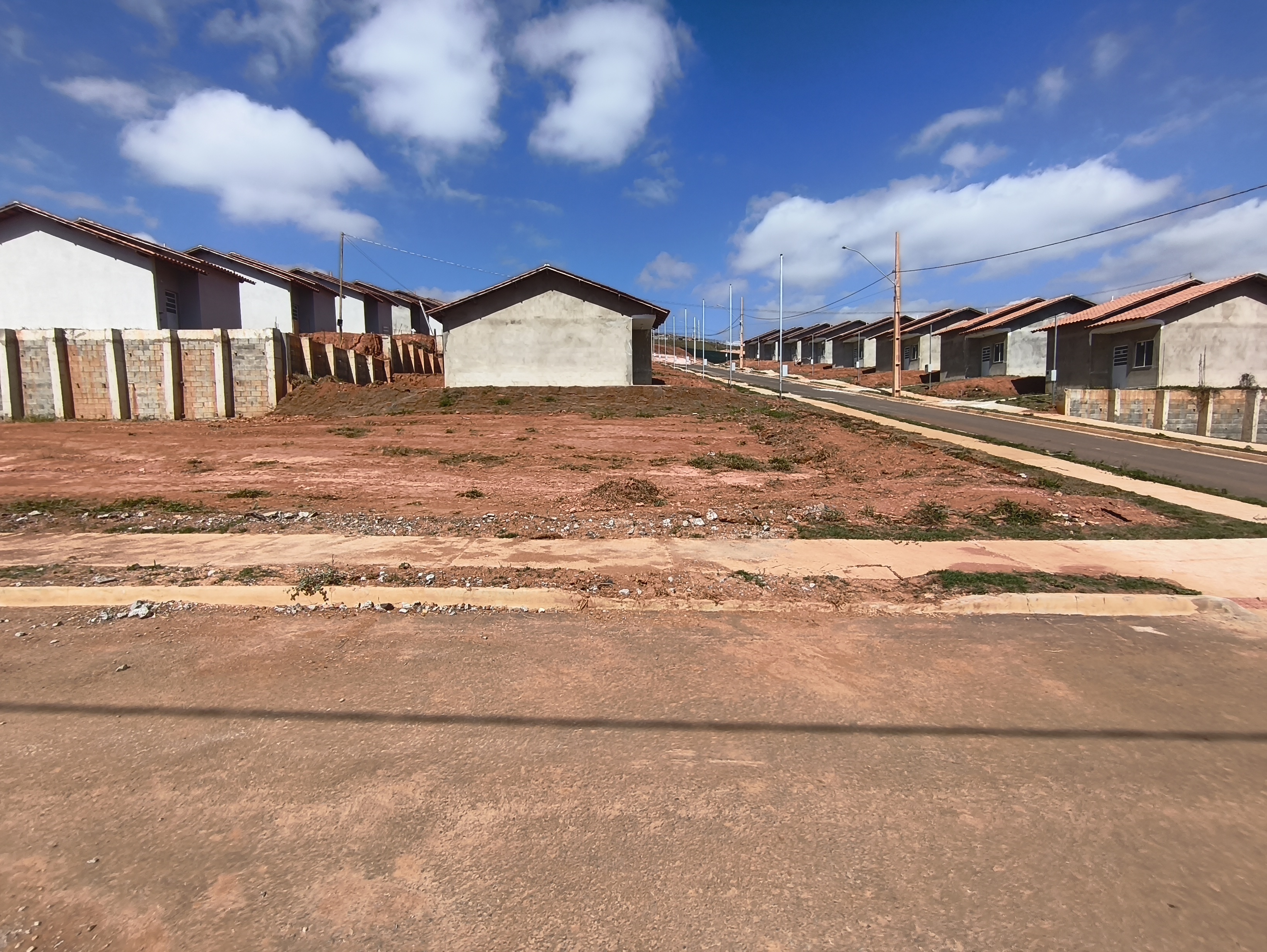 Lote disponível para construção — vista lateral
