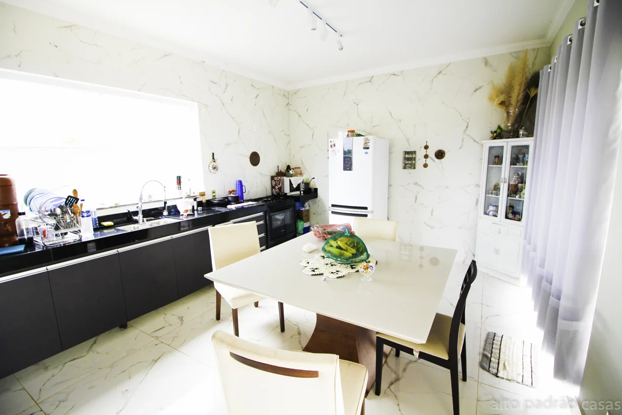 Linda Casa em Condomínio